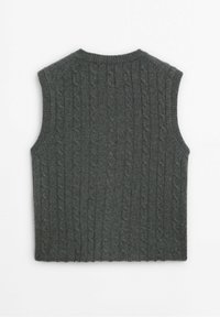 Graue, gestrickte ärmellose Weste mit Zopfmuster, Rundhalsausschnitt und geripptem Saum, die ein strukturiertes und geschichtetes Erscheinungsbild bietet.