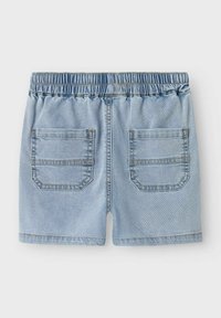 Shorts en denim bleu clair, avec une taille élastique et deux poches arrière avec un design brodé. Bords finis en machine.