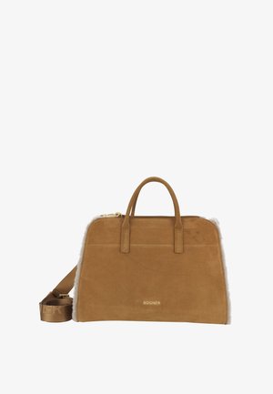 Bolso de ante marrón con forma estructurada, que presenta dos asas superiores y una correa para el hombro desmontable. Detalles en dorado y logotipo.