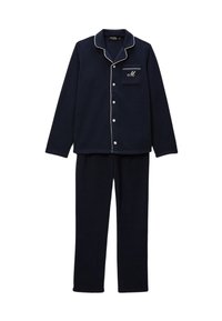 Ensemble de pyjama en polaire bleu marine avec une chemise à col, une poche ornée d'un "M" et un liseré blanc contrastant le long des bords et des boutons.