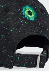 Černá nastavitelná kšiltovka s vzorem konfety v zelené, modré a bílé barvě, zdobená vyšitým pixelovaným zeleným okem nad páskem.