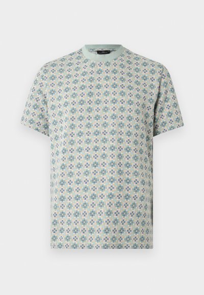 Κοντομάνικο T-shirt με στρογγυλή λαιμόκοψη και μοτίβο μωσαϊκού από καρό λουλούδια σε παστέλ μπλε, πράσινο και κρεμ αποχρώσεις σε ανοιχτό φόντο.