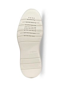 Suela de zapato de goma blanca con patrones de agarre texturizados y agujeros de ventilación. Presenta una punta redondeada y bordes contorneados con un logotipo en relieve.