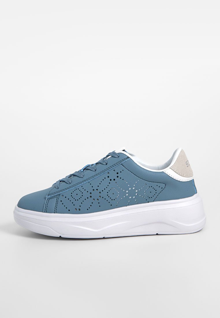 Zapatillas sintéticas azules con un patrón perforado, suela blanca y un acento beige en el talón. Diseño clásico con cordones.