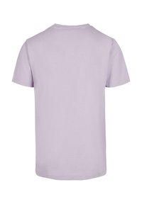 Lilla bomulds t-shirt, korte ærmer, rund hals, ensfarvet, glat tekstur, normal pasform, ingen mønstre eller markante detaljer.
