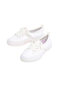 Sneakers bianchi in tela con punta rotonda, suola in gomma testurizzata, design con lacci e accenti rosa subtle sui lati. Leggeri e versatili.