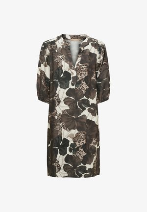 Løs knælængde kjole med trekvartærmer og stort brunt og beige blomsterprint på lys baggrund.