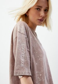 Next ACID WASH LONGLINE GRAPHIC SLOGAN - REGULAR FIT - Apdrukāts T-krekls - rose pink