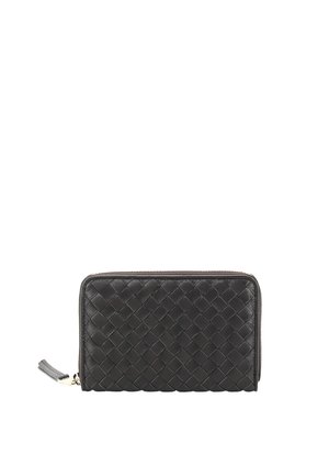 Schwarze Lederbrieftasche mit gewebtem Muster, rechteckiger Form und Reißverschluss mit Lederlasche auf weißem Hintergrund.