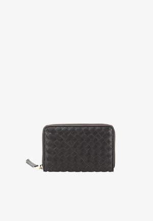 Schwarze Lederbrieftasche mit gewebtem Muster, rechteckiger Form und Reißverschluss mit Lederlasche auf weißem Hintergrund.