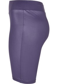 Lila, hög midja idrottshorts med ett slätt, stretchy material; knälång design och utan synlig hårdvara eller mönster.