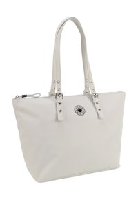 Bolso de mano color crema con doble asa, detalles de hebilla y remaches en plata, y logotipo circular en el frente, sobre un fondo blanco.