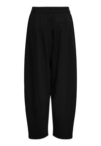 Μαύρο παντελόνι σε χαλαρή γραμμή με ελαστική μέση και μία πίσω τσέπη με φάσα, εμφανιζόμενο από πίσω σε λευκό φόντο.