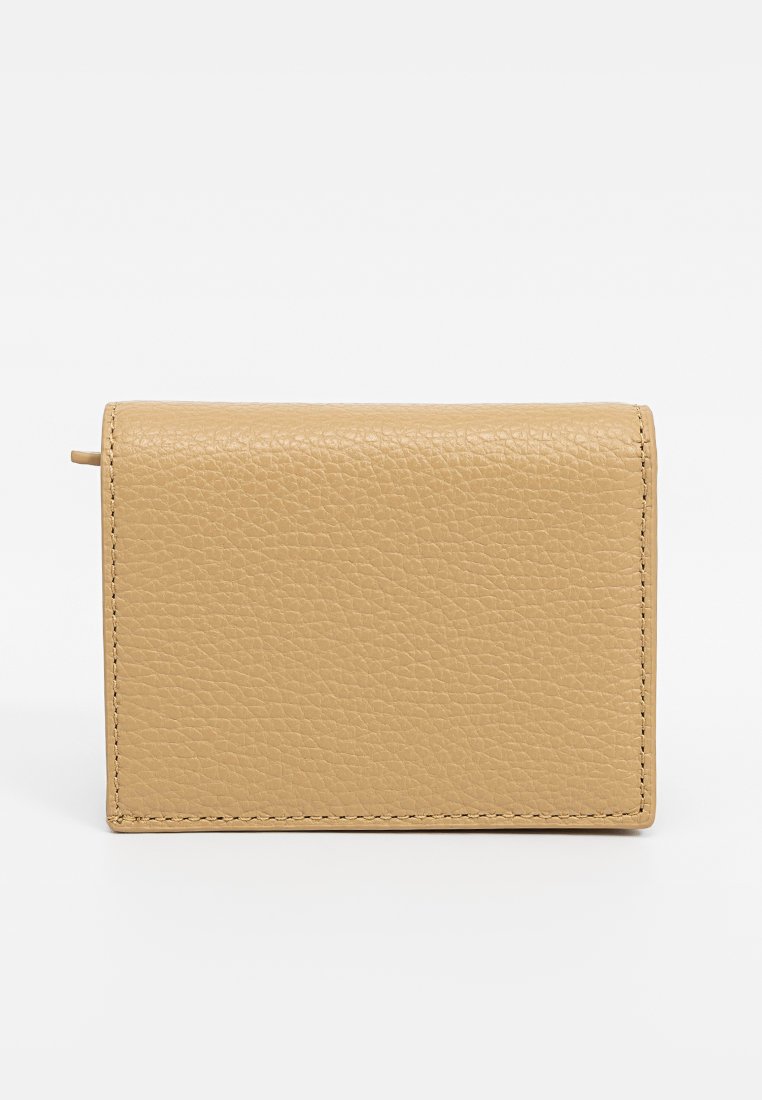 Portafoglio in pelle beige con una finitura texturizzata, caratterizzato da cuciture lungo i bordi e un piccolo pull tab sul lato per l'apertura.