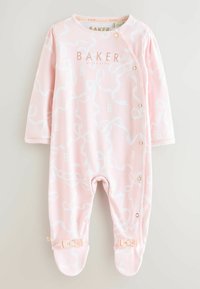 Body neonato rosa chiaro con un motivo a nastri bianchi, chiusura a scatto, accenti a fiocco sui polsini dei piedi e testo "BAKER" sul petto.