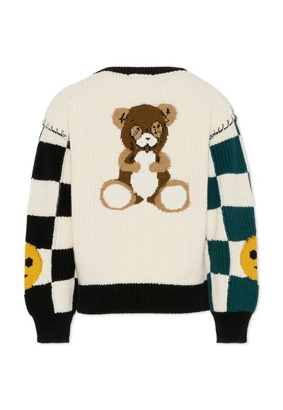 Maglione lavorato a maglia con corpo crema, caratterizzato da un design di orso bruno sulla parte posteriore. Maniche a motivo scacchiera con blu teal e nero, e sorrisi gialli.