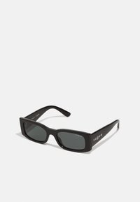 Ochelari de soare dreptunghiulari negri cu lentile întunecate. Au un cadru din plastic neted și branding "vogue" pe brate.