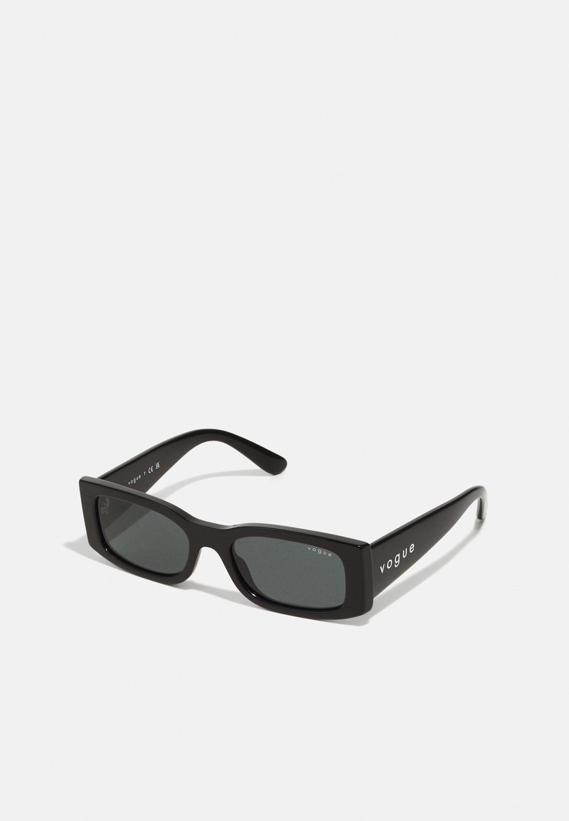 Ochelari de soare dreptunghiulari negri cu lentile întunecate. Au un cadru din plastic neted și branding "vogue" pe brate.