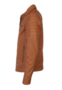 Braune Lederjacke mit einem gesteppten Schulterdesign, einer vorderen Reißverschlusstasche und einer taillierten Silhouette, aus hochwertigem, glattem Material mit weichem Finish.
