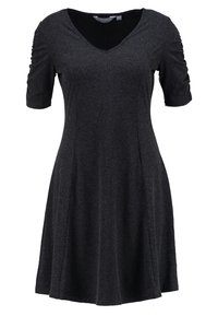 Zwarte jurk met korte mouwen en een V-hals, gemaakt van een zachte, gestructureerde stof. Heeft geraffineerde details op de mouwen en een A-lijn silhouet.