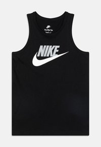 Juodas be rankovių Nike marškinėlis, pagamintas iš medvilnės, su dideliu baltu Nike logotipu krūtinės srityje ir apvaliu kaklu.