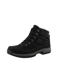 Bota de senderismo negra impermeable con caña alta, suela de goma resistente, acentos grises, ojales de metal y cierre con cordones. Acabado de material texturizado.