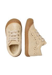 Scarpe per bambini beige con finitura luccicante, chiusura con lacci e dettagli di design perforati. Suola in gomma con bordi arrotondati.