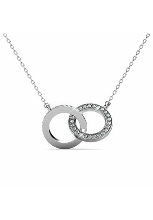 Collana d'argento con due anelli intrecciati; uno lucido e uno decorato con gemme trasparenti lungo il bordo. Design della catena semplice.