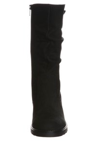 Botte noire montante en cuir lisse. Présente un design légèrement froncé, un bout arrondi et une fermeture éclair sur le côté.