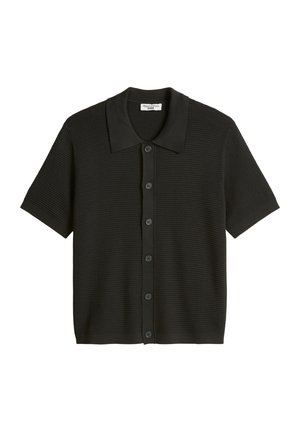 Schwarze Strickjacke mit kurzen Ärmeln, spitzem Kragen und einer vorderen Reihe mit sechs Knöpfen, geprägt von einem strukturierten Waffelmuster.