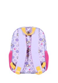 Lila Kinder-Rucksack mit pinken Mesh-Seitentaschen, gelben Trägern und einem Stern- und Muschel-Muster auf dem Stoff.