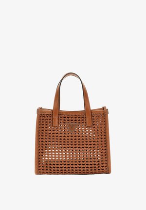 Sac en toile tannée de couleur beige avec deux poignées courtes, détail de logo triangulaire, accents en cuir lisse et une forme rectangulaire structurée.