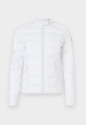 Bela prešita jakna z visokim ovratnikom, sprednjo zadrgo in stranskimi žepi. Ima vodoravne šive in gladko teksturo.