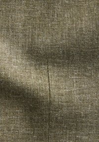 Tkanična tkanina u prigušenoj maslinastoj zelenoj boji, koja ima suptilan herringbone uzorak i vertikalnu šav, s mekanim, tkanim izgledom.