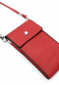 Rote, texturierte Lederhandytasche mit Klappenverschluss, silbernem Druckknopf und schwarzem Rand, ausgestattet mit einem abnehmbaren Tragegurt und Logo-Prägung.