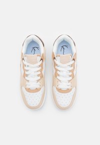 Burgundy och beige lädersneakers med vita accenter, perforerad tå, platta vita snören och blå inredning. Har en signaturdetalj.