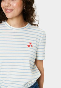 Tricou cu dungi în nuanțe de albastru deschis și alb, realizat din bumbac, cu guler circular și trei inimi roșii brodate pe piept.