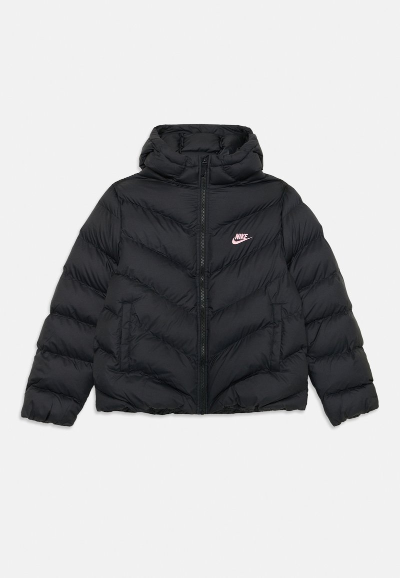 Casaco puffer preto com capuz, apresentando um padrão de acolchoado em ziguezague e um fecho éclair frontal. Logótipo da Nike em rosa no lado esquerdo do peito.