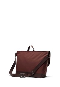Brun stof messenger-taske med en flad, rektangulær form, justerbar rem, topgreb og en robust spænde. Den teksturerede overflade har en mat finish.