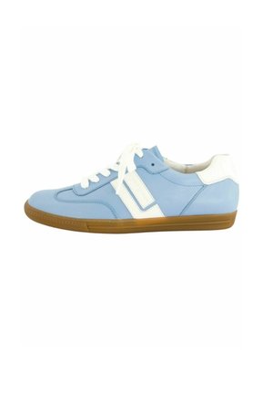 Helleblaue Leder-Sneaker mit weißen Akzenten, runder Zehenpartie, flacher brauner Gummisohle und klassischem Schnürdesign.