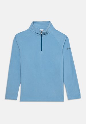 Pull polaire bleu clair à manches longues avec fermeture éclair au quart et col montant, avec logo Columbia sur la manche gauche.