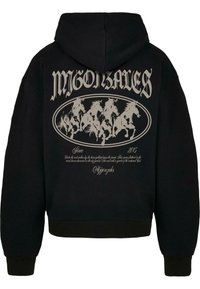 Felpa nera con cappuccio caratterizzata da una grande grafica grigia di cavalli al galoppo, testo in uno stile audace, polsini e orlo a costine. Il tessuto ha una texture liscia.