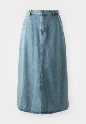 Jupe midi en denim bleu clair avec une coupe droite, fermeture à boutons sur le devant et détails de couture subtils. L'ourlet est légèrement arrondi.