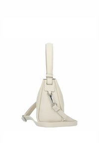 Sac à main en cuir beige avec un design structuré, équipé d'une longue poignée et d'une bandoulière réglable. Texture lisse avec des accents en métal argenté.