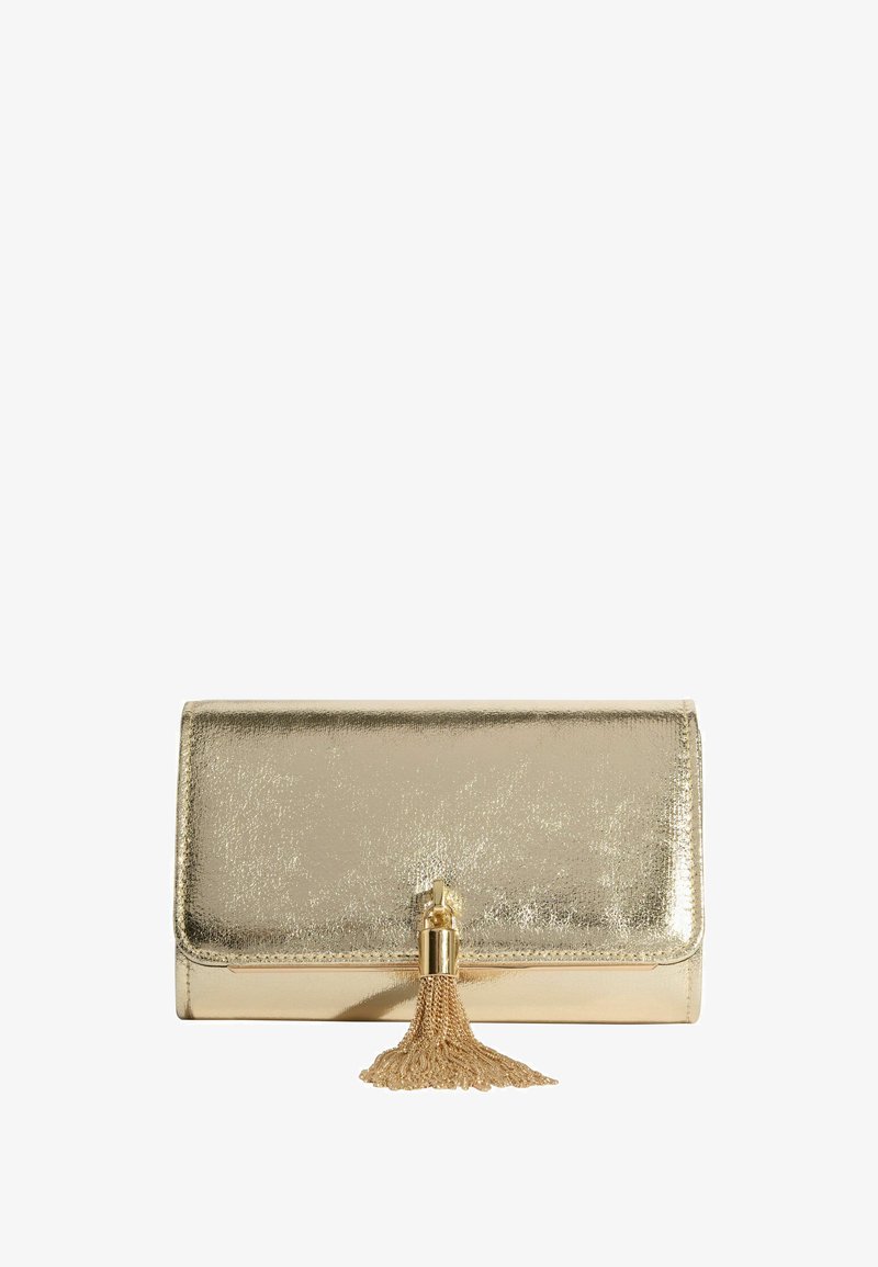 Guldmetallic clutch-taske med blank, tekstureret overflade og dekorativ kædefrynse på frontklappen.