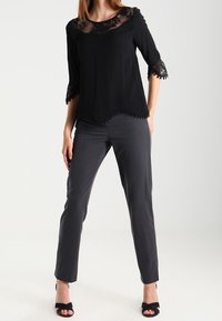 Cream Camicetta - black