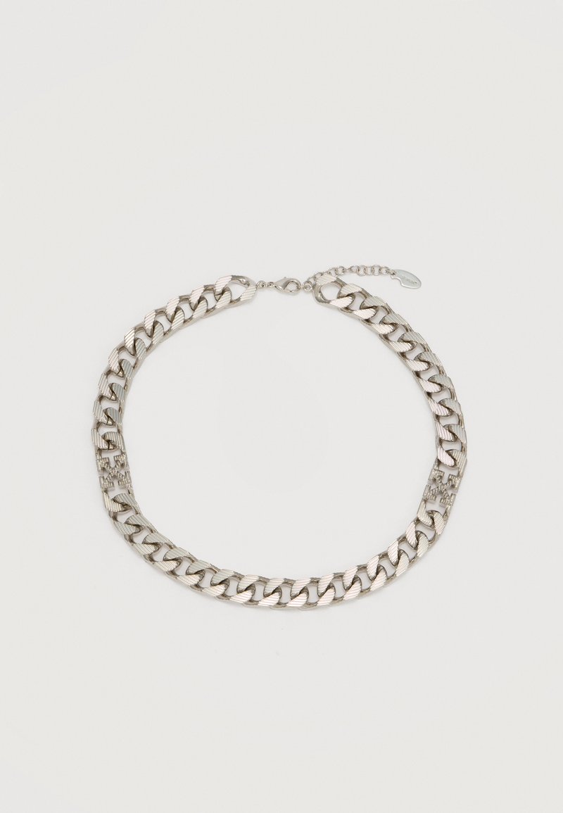 Ασημένιο χοντρό περιλαίμιο αλυσίδας curb με κούμπωμα σε σχήμα αστακού και κοντή αλυσίδα επέκτασης, απλωμένο σε λευκή επιφάνεια.