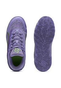 Lila Sport Schuhe mit grünen Akzenten, aus Mesh- und Synthesematerialien, mit strukturiertem Oberflächen, entworfen für Leistung, ausgestattet mit einer gemusterten Außensohle.