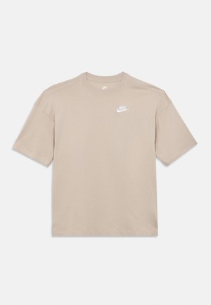 Beżowa bawełniana koszulka z krótkim rękawem i okrągłym dekoltem. Na lewej piersi znajduje się biały logo Nike. Czysty, prosty wzór bez wzorów.