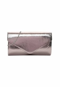 Metallisk rosa clutchväska med en texturerad ormskinnsmönster, med en triangelformad klaff och en silverkedjeslinga. Slät yta.